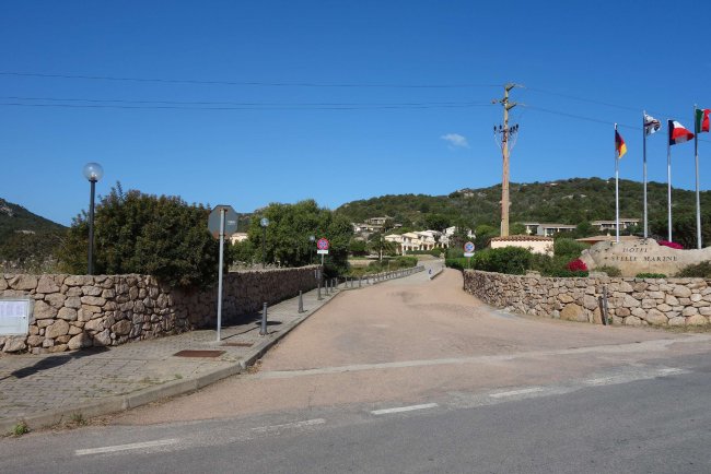 Zufahrt von der Küstenstraße - Hotel Stelle Marine - Cannigione Zufahrt von der Küstenstraße