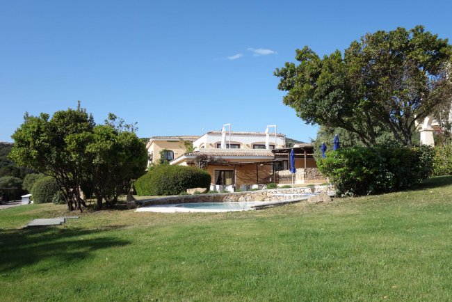 Umgeben von großem Garten