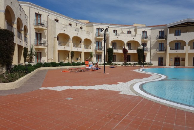 Trister Bereich um den Pool - Blu Hotel Morisco Village - Cannigione Trister Bereich um den Pool