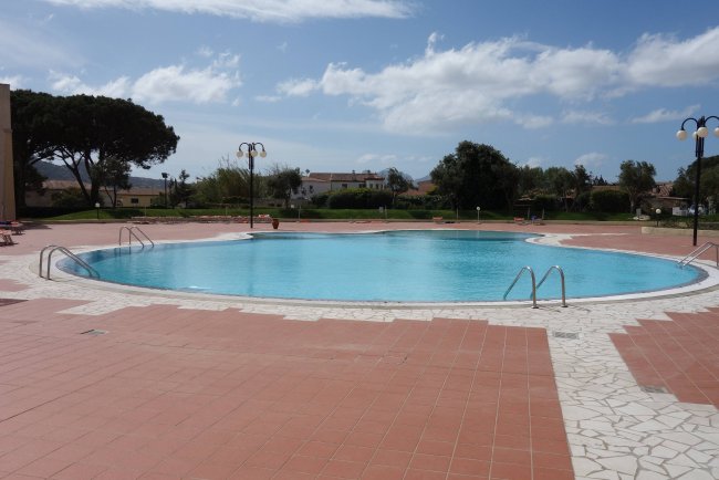 Blick über den Pool - Blu Hotel Morisco Village - Cannigione Blick über den Pool