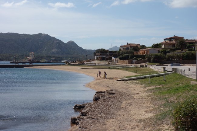 Strand mit wenig Infrastruktur - Blu Hotel Morisco Village - Cannigione Strand mit wenig Infrastruktur
