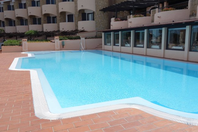Hauptbecken - Grand Hotel Smeraldo Beach - Baia Sardinia Hauptbecken