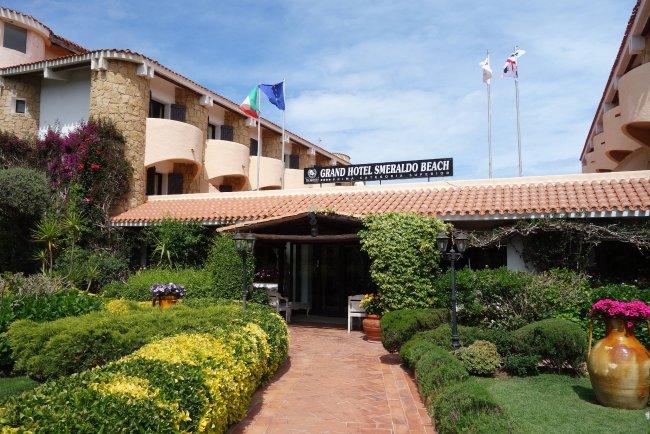 Blick auf den Eingang - Grand Hotel Smeraldo Beach - Baia Sardinia Blick auf den Eingang