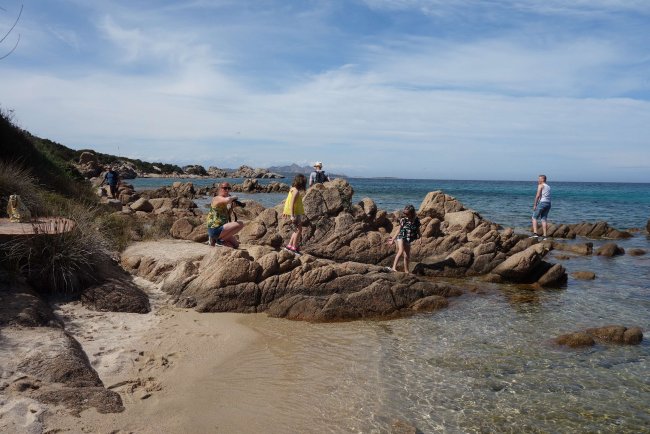 Felsiger Bereich neben dem Hotel - Club Hotel Baia Sardinia - Baia Sardinia Felsiger Bereich neben dem Hotel