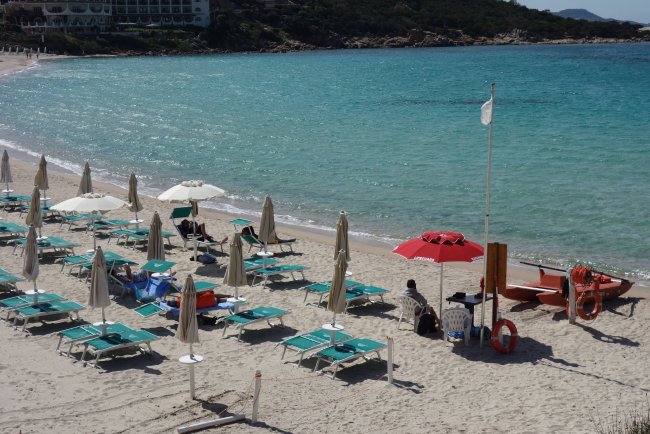 Hoteleigener Strandbereich - Hotel La Bisaccia - Baia Sardinia Hoteleigener Strandbereich