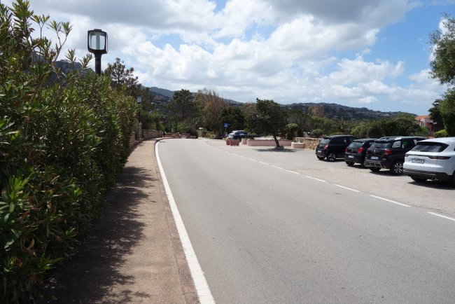 Straße vor dem Hotel - Hotel Colonna Country & Sporting Club - Porto Cervo Straße vor dem Hotel