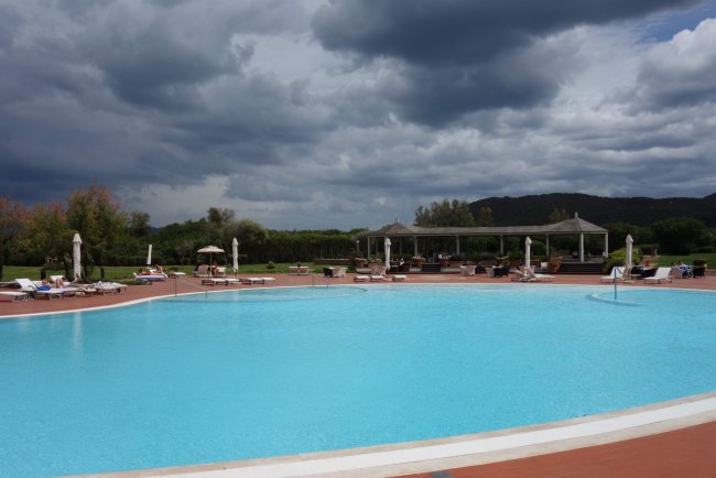 Blick über den großen Pool - Hotel Abi D´Oru - Marinella Blick über den großen Pool