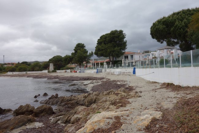 Felsiger Strandbereich - Hotel The Pelican Beach Resort & Spa - Pittulongu Felsiger Strandbereich