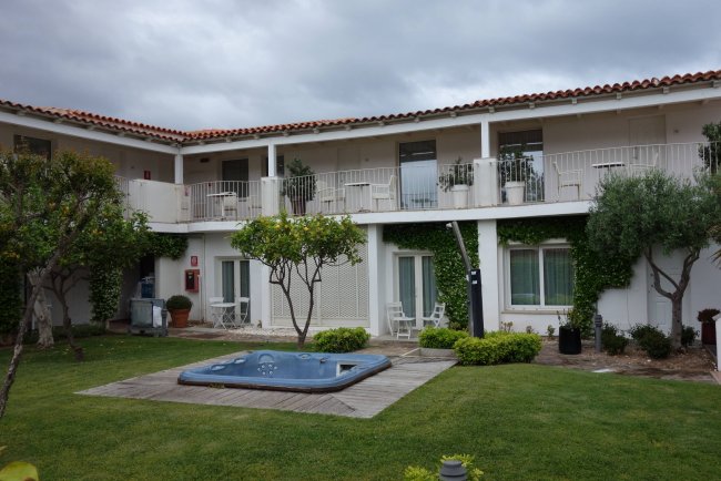 Whirlpool im Garten - Hotel The Pelican Beach Resort & Spa - Pittulongu Whirlpool im Garten