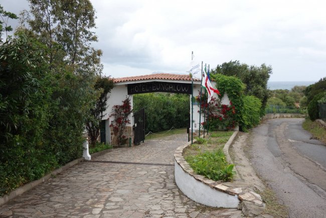 Unscheinbare Zufahrt - Hotel Bungalow Club Village - San Theodoro Unscheinbare Zufahrt