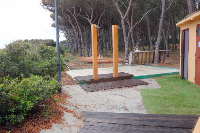 Dusche und Strandbar - Hotel TUI Sensimar Matta Village - Budoni Dusche und Strandbar