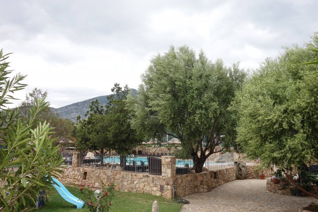 Blick über den Pool - Hotel I Ginepri - Cala Gonone Blick über den Pool