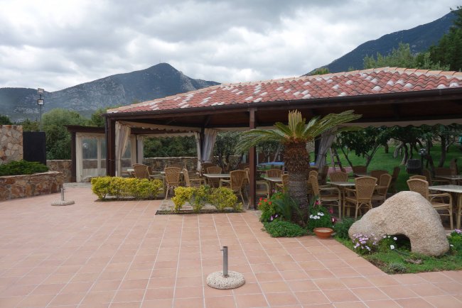 Sitzbereich unter Pavillon - Hotel Parco Blu Club Resort - Cala Gonone Sitzbereich unter Pavillon