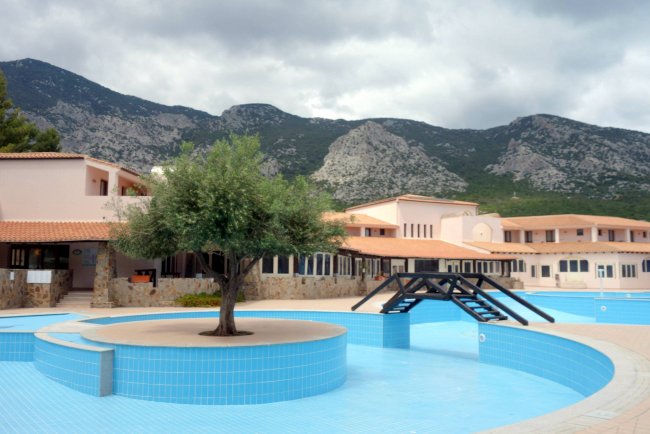 Pool und Berge - Hotel Club Esse Cala Gonone Beach Village - Cala Gonone Pool und Berge