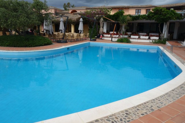 Blick über den Pool - Hotel La Torre - Torre di Bari Blick über den Pool