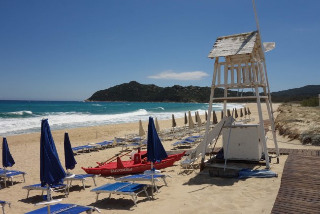 Kostenlose Liegen in der dritten Strandliegenreihe - Hotel Garden Beach - Costa Rei Kostenlose Liegen in der dritten Strandliegenreihe