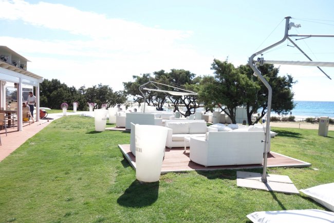 Loungebereich an der Strandbar - Hotel Pullmann Timi Ama Sardegna - Villasimius Loungebereich an der Strandbar