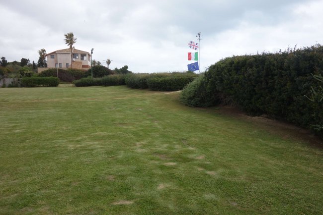 Großer Gartenbereich - Hotel Baia Di Nora - Pula Großer Gartenbereich