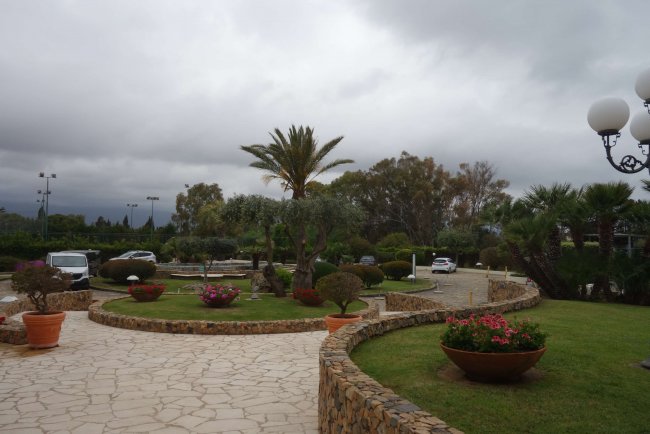 Zufahrtbereich von der Straße - Hotel Baia Di Nora - Pula Zufahrtbereich von der Straße