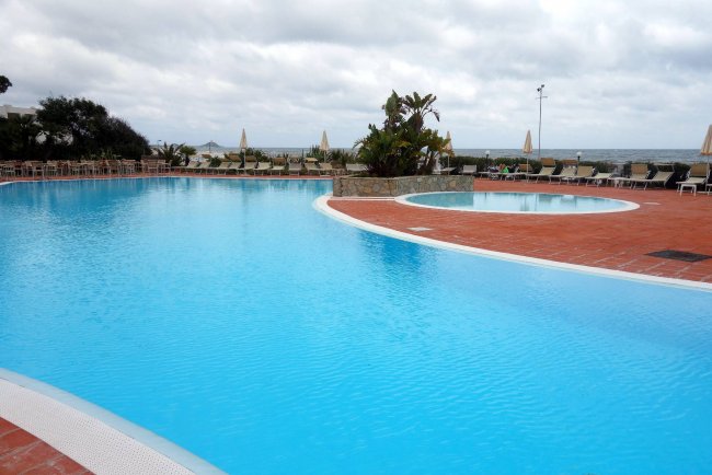 Blick über den Pool - Hotel Flamingo Resort - Santa Margherita di Pula Blick über den Pool