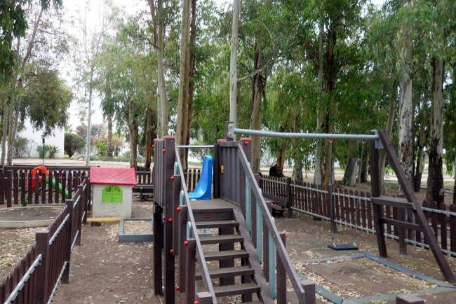 Großer Spielplatz unter Bäumen - Hotel Flamingo Resort - Santa Margherita di Pula Großer Spielplatz unter Bäumen