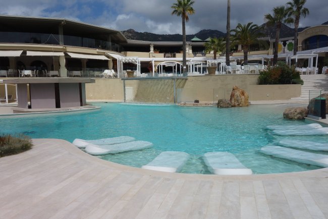 Liegen halb unter Wasser - Hotel Forte Village Le Palme - Santa Margherita di Pula Liegen halb unter Wasser