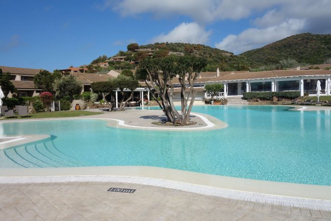 Blick über den Pool - Chia Laguna Hotel Village - Domus de Maria Blick über den Pool