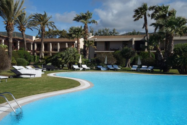 Geschwungenes Schwimmbecken - Hotel Aquadulci - Chia Geschwungenes Schwimmbecken