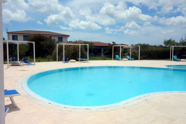 Blick über den Pool - Gran Torre Hotel Sporting Club - Cabras Blick über den Pool