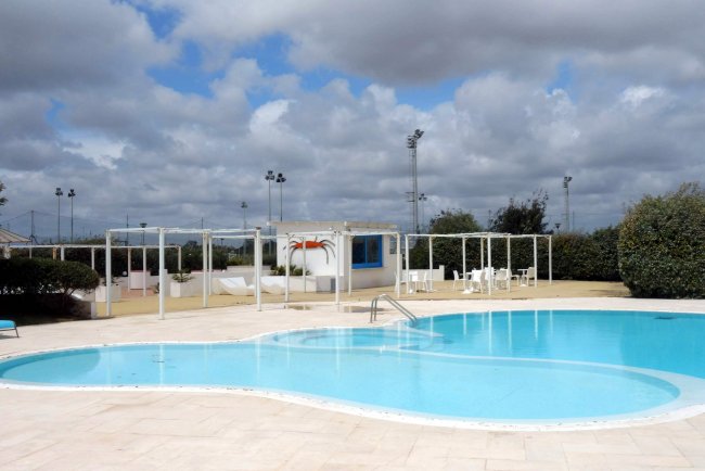 Blick über den Pool - Gran Torre Hotel Sporting Club - Cabras Blick über den Pool