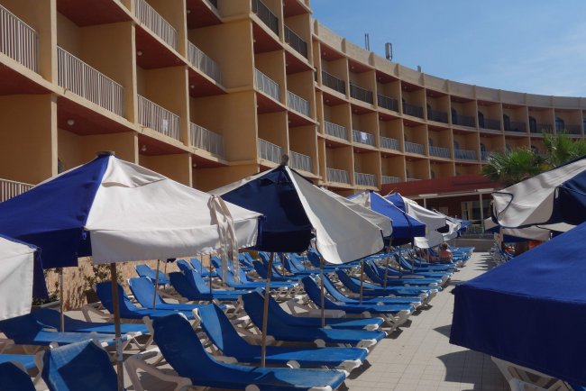 Etwas eng bestuhlt - Hotel Paradise Bay - Cirkewwa Etwas eng bestuhlt