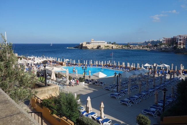 Pool und Sonnenterrasse - Hotel Corinthia St. George´s Bay - St Julian Pool und Sonnenterrasse