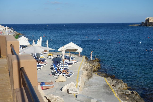 Hoteleigener Felsstrand - Hotel Corinthia St. George´s Bay - St Julian Hoteleigener Felsstrand