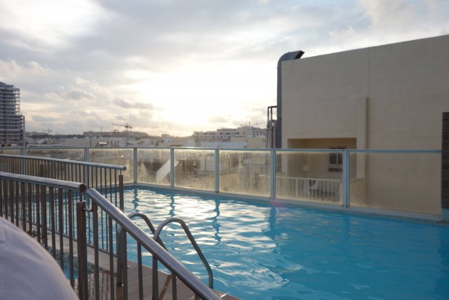 Schwimmbecken im Abendlicht - Bayview Hotel by ST Hotels - Sliema Schwimmbecken im Abendlicht