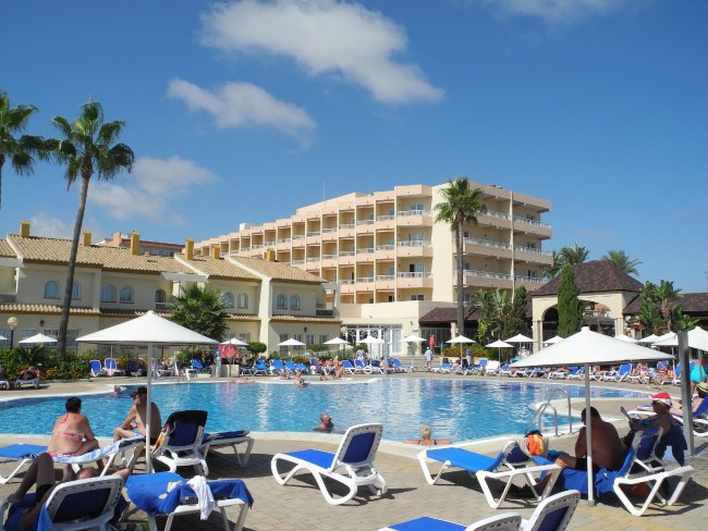 Hotelgebäude und Pool
