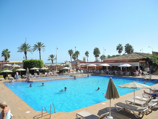 Schwimmbecken mit Poolbar