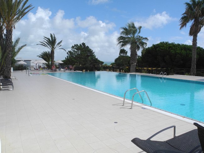 Blick vom Pool auf das Meer