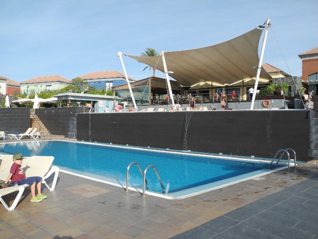 Restaurantterrasse und Pools