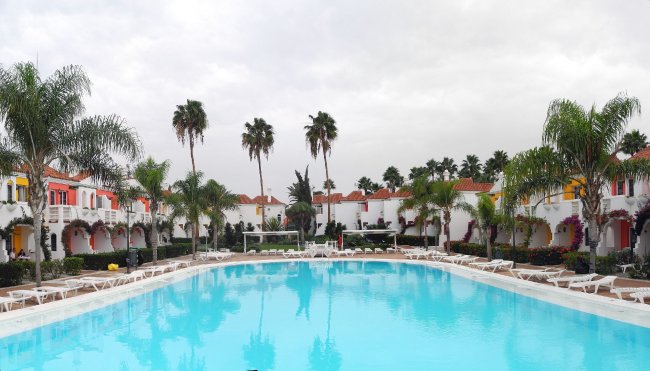 Panoramablick auf den Pool