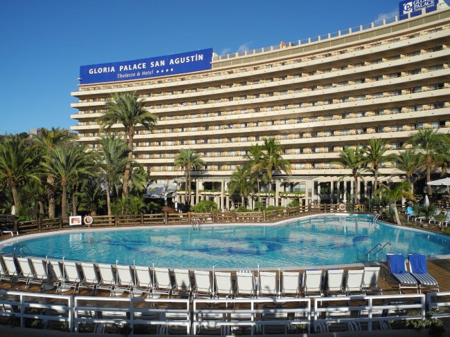 Blick auf Pool und Hotel