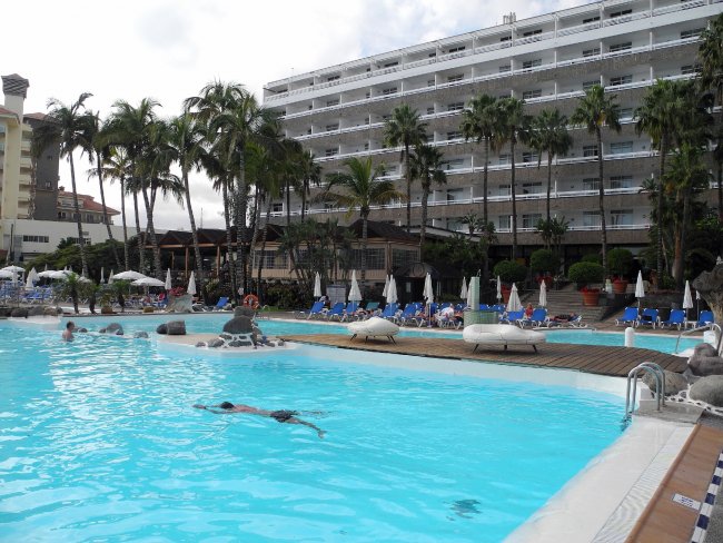 Pool und Hotelgebäude
