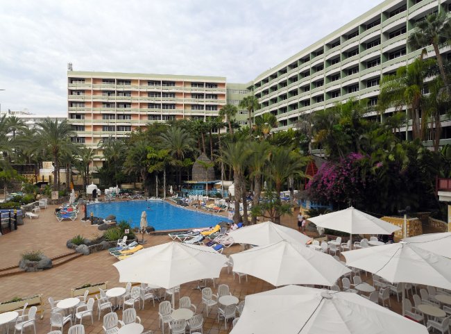 Hotel und Pool