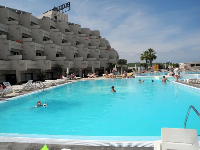 Zwei große Schwimmbecken