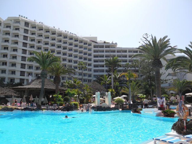 Hotel mit Hauptbecken