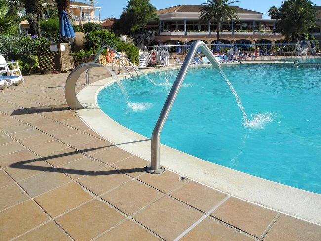 Wasserduschen am Pool - Hotel Princesa Playa - Cala`n Bosch Wasserduschen am Pool