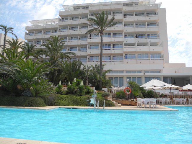 Hotel und Pool