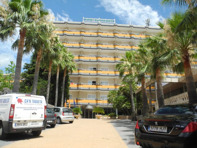 Hauptgebäude mit Hotelparkplatz