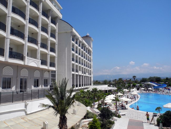 Hotelgebäude und Pool