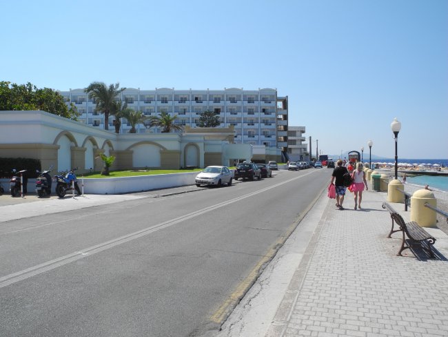 Blick von der Straße auf das Hotel
