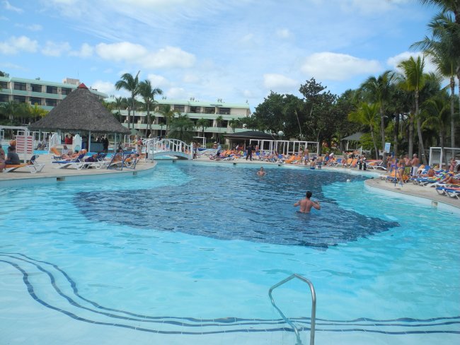 Blick über das Schwimmbecken